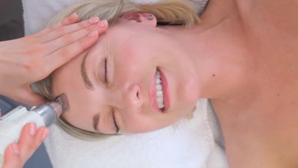 Procedimento Massagem Facial Vácuo Salão Beleza Médica Barba Com Rugas — Vídeo de Stock