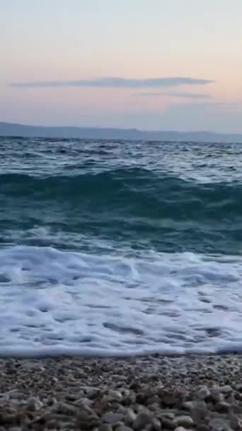 海浪冲刷在海滨 浪花飞溅在卵石沙滩上 暑假的概念 垂直录像 — 图库视频影像