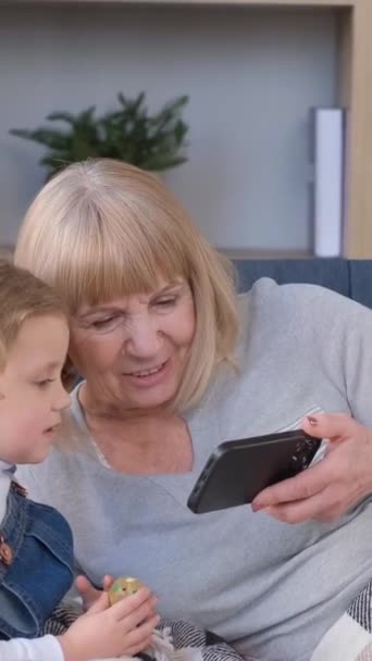 Mormor Och Barnbarn Använder Smartphone Har Kul Tillsammans Vertikal Video — Stockvideo