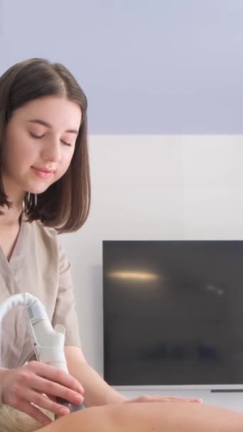 Vakuum Körpermassage Junge Frau Schönheitssalon Zur Behandlung Von Cellulite Problemzonen — Stockvideo