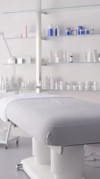 内饰一个新的美容院与温泉按摩床和一套现成的护肤产品 垂直录像 — 图库视频影像