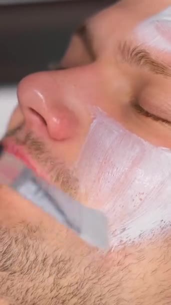 Close Rosto Homem Relaxado Enquanto Coloca Uma Máscara Seu Rosto — Vídeo de Stock