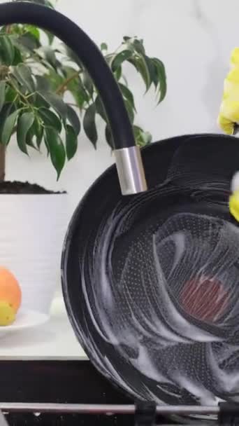 Bir Kadın Tavayı Sünger Deterjanla Yıkıyor Mutfakta Çalış Temizliği Dikey — Stok video