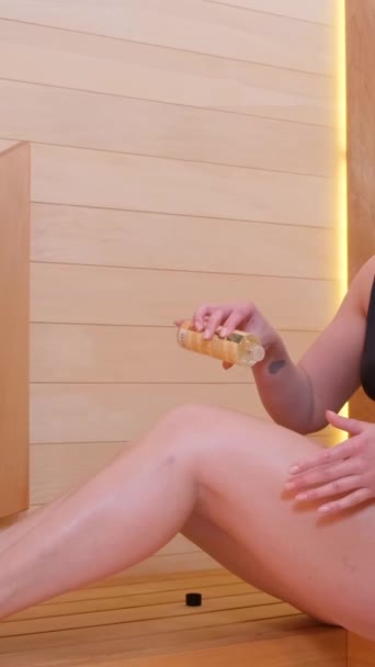 Letnia Kobieta Relaksuje Się Saunie Pociera Się Olejkiem Aromatycznym Wnętrze — Wideo stockowe