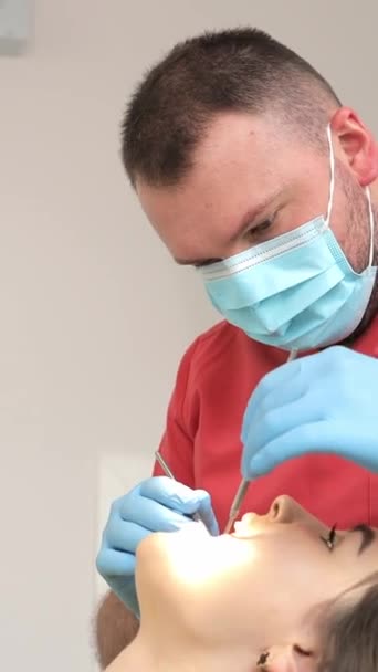 Schöne Junge Frau Mit Zahnbehandlung Zahnarztpraxis Der Zahnarzt Behandelt Die — Stockvideo
