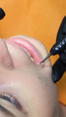 Genç bir kadının dişlerini diş aletlerinin yardımıyla tedavi etme süreci. Dişlerin tam zamanında tedavi edilmesi. Dikey video