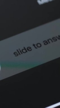 Bir cep telefonundan gelen bir aramanın makro videosu. Aç ya da akıllı telefonundan gelen bir aramayı reddet. Dikey video