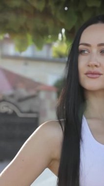 Kameraya bakan güzel, Avrupalı bir kadının portresi. Yoga konsepti. Dikey video.