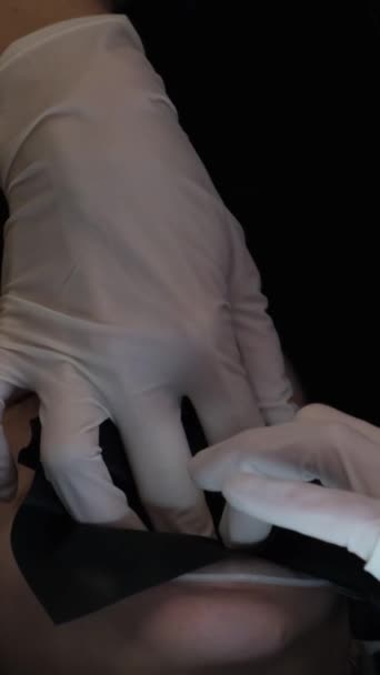Процесс Лечения Зубов Стоматологическом Кабинете Дантист Ассистент Обрабатывают Полость Рта — стоковое видео