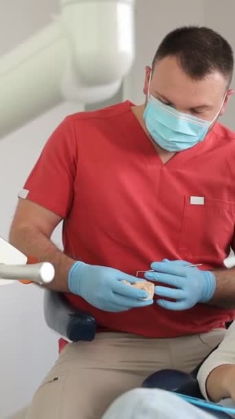 Une Jeune Femme Dans Une Clinique Dentaire Avec Dentiste Masculin — Video