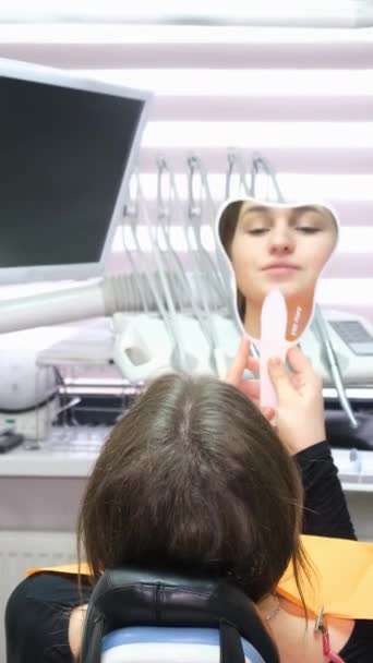 Consulta Dentista Paciente Paciente Olha Espelho Dentário Resultado Tratamento Odontológico — Vídeo de Stock