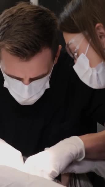 Een Tandarts Zijn Assistent Tijdens Tandheelkundige Behandeling Met Behulp Van — Stockvideo
