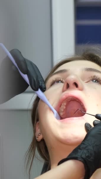 Processo Tratamento Dos Dentes Uma Jovem Mulher Com Ajuda Instrumentos — Vídeo de Stock