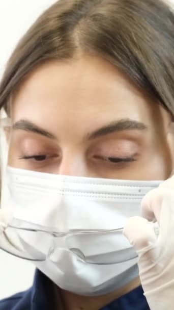 Gros Plan Visage Des Dentistes Dentiste Féminine Portant Masque Protecteur — Video