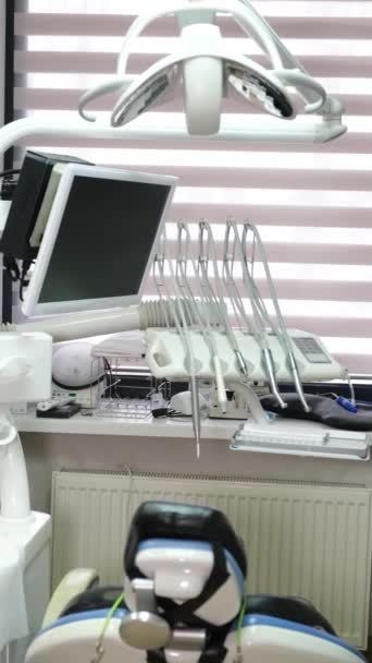Вертикальное Видео Современного Стоматологического Кабинета Оснащенного Удобным Креслом Экраном Инструментами — стоковое видео