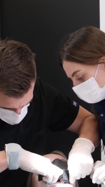Het Proces Van Tandheelkundige Behandeling Het Tandartspraktijk Tandarts Zijn Assistent — Stockvideo