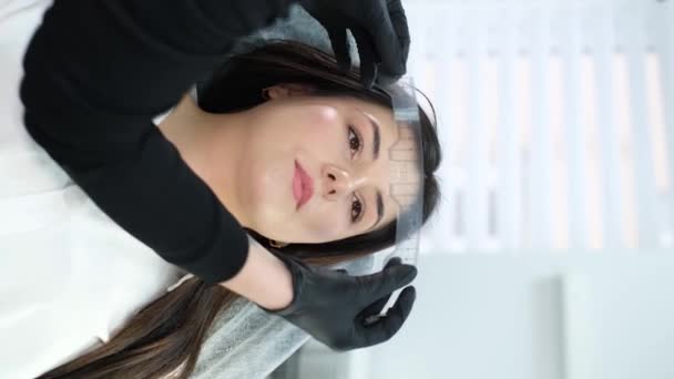 Vertikales Video Einer Kosmetikerin Die Eine Permanente Augenbrauen Make Prozedur — Stockvideo