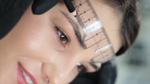 Vídeo Vertical Esteticista Realizando Procedimento Permanente Maquiagem Sobrancelha Usando Uma — Vídeo de Stock