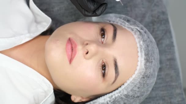 Porträtt Flicka Microblading Ögonbrynstatuering Permanent Makeup Med Hjälp Speciell Nål — Stockvideo