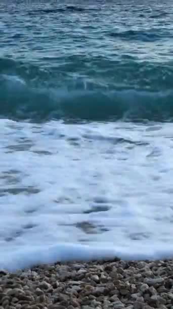 Krajina Výhled Mořskou Pláž Letní Den Bouřlivé Vlny Krásné Modré — Stock video