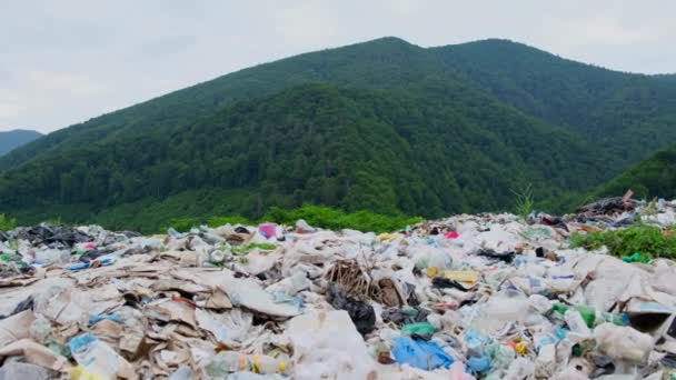Verontreinigd Berggebied Met Plastic Afval Vuilnisophaalplatform Bergen Afval Begrip Milieuramp — Stockvideo