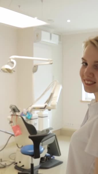 Una Dentista Entra Consultorio Sonríe Odontología Hermosa Sonrisa Odontología Moderna — Vídeos de Stock