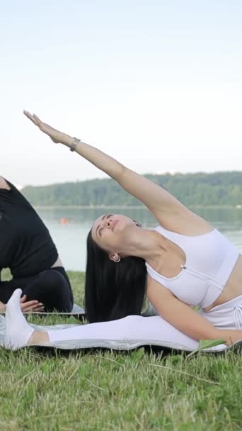 Två Vackra Smala Unga Kvinnor Gör Yoga Hon Sitter Matta — Stockvideo