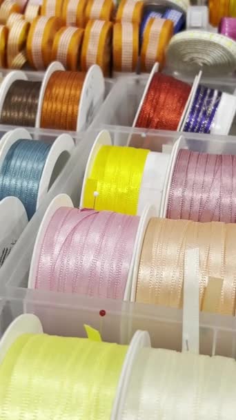 Bunte Zusammengerollte Bänder Zum Verkauf Einem Textilgeschäft Aus Nächster Nähe — Stockvideo
