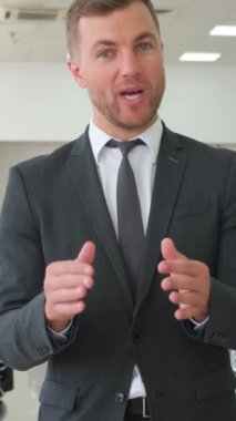 Kredi müdürü araba satın almaktan bahsediyor. ABD 'de bir araba satın almak için kurulum. Dikey video