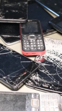 Birçok eski cep telefonu teknolojik olarak eskimiş, hurda cep telefonları. Elektronik hurda. Dikey video