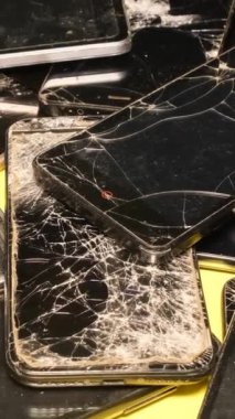 Bir yığın kullanılmış cep telefonu, çeşitli markalar, özel medya araçları. Farklı telefonlar ve akıllı telefonlar tamir için uygun değil. Dikey video