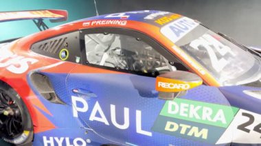 Porsche arabalarının modern bir müzesi. Eski arabaların sergisi. Stuttgart, Almanya - 10 Eylül 2023