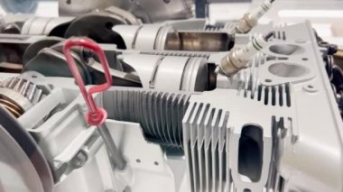 Bir dizel içten yanmalı motorun yakın çekim operasyonu. Motor ayrıntıları.