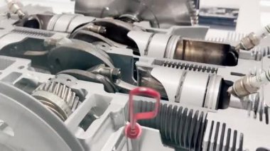 Operasyon sırasında tabancalar ve bağlantı çubukları. İçten yanmalı motor. Yakıt bujisi.