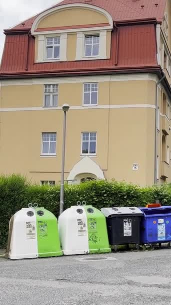 ヨーロッパの都市でゴミを分類するためのゴミ箱 市内のゴミの問題について バーティカルビデオ — ストック動画