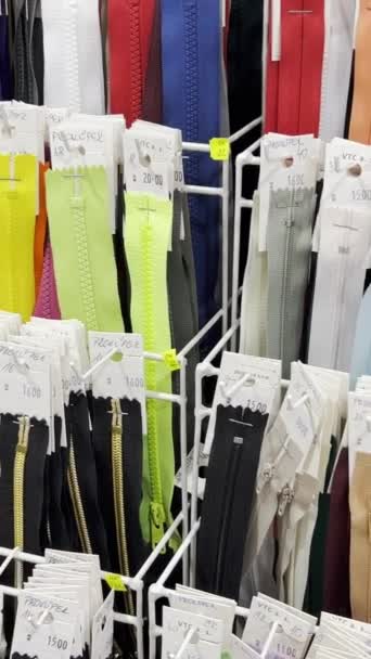 Mnoho Různých Zipů Pro Oblečení Různých Velikostech Barvách Blesky Jsou — Stock video
