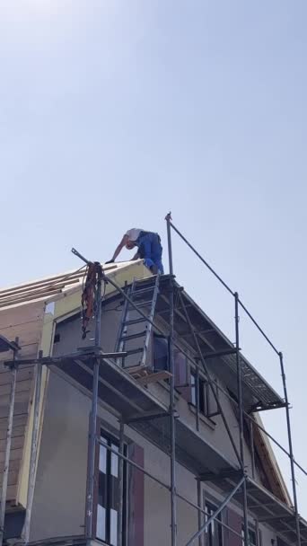 修理房子屋顶的工作 建筑工人在房子的顶部工作 建筑概念 垂直录像 — 图库视频影像
