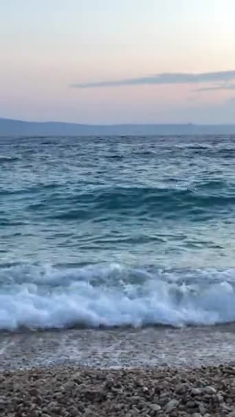 Deniz Dalgaları Deniz Kıyısına Çarpıyor Fırtına Sırasında Dalgalar Çakıl Taşı — Stok video