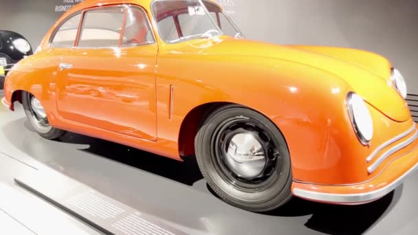 Porsche Museum Ausstellung Von Retro Rennwagen Ein Auto Mit Beeindruckenden — Stockvideo