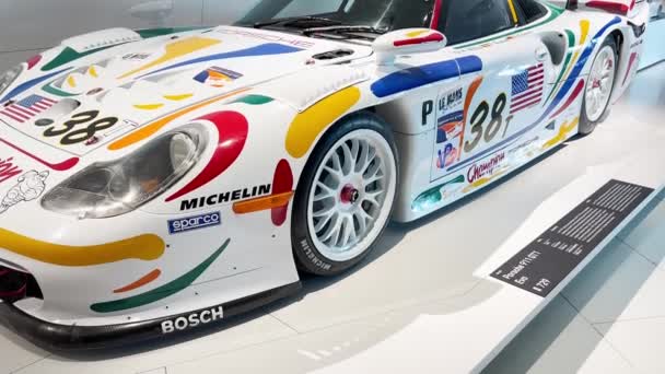 Porsche Museum Tentoonstelling Van Retro Racewagens Een Auto Met Indrukwekkende — Stockvideo