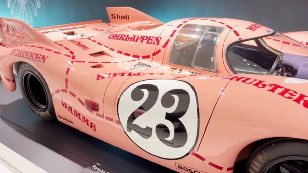 Porsche Museum Tentoonstelling Van Retro Racewagens Een Auto Met Indrukwekkende — Stockvideo