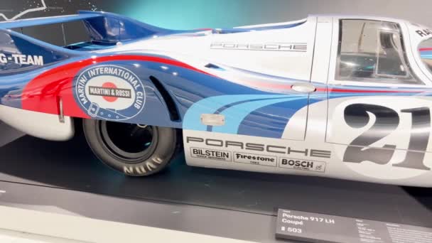 Porsche Cég Retro Versenyautóinak Kiállítása Egy Autó Lenyűgöző Teljesítménnyel Stuttgart — Stock videók
