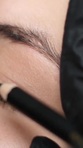 Stylist Applicerar Svart Mascara Ögonfransarna Ett Kvinnligt Öga Kosmetolog Sminkar — Stockvideo