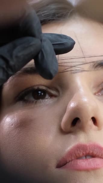 Uzman Kozmetik Uzmanı Kaşların Şeklini Düzeltir Mikroplu Patinaj Kaş Dövmesinden — Stok video