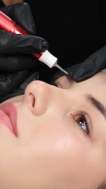 Mikro Patenli Kaş Kavramı Kozmetik Uzmanı Kaşların Kalıcı Makyajını Yakından — Stok video