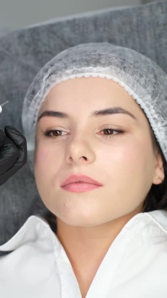 Portrait Fille Microblading Tatouage Sourcil Maquillage Permanent Aide Une Aiguille — Video
