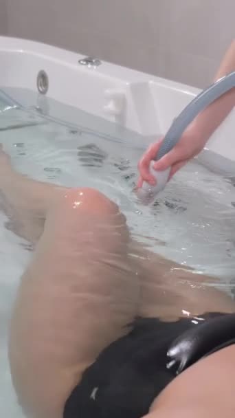 Relaxado Jovem Loira Tendo Massagem Água Salão Spa Procedimentos Saúde — Vídeo de Stock