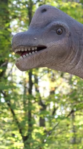 Самые Большие Динозавры Динозавр Мать Своими Детенышами Стоит Посреди Леса — стоковое видео