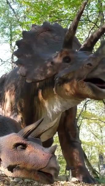 Korkunç Garip Dinozorlar Yırtıcı Dinozorlar Ormanın Ortasında Durup Avlarlar Modern — Stok video