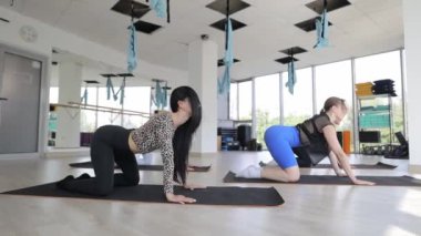 Kadınlar yoga sınıflarını kapalı alanlarda gruplandırıyor.